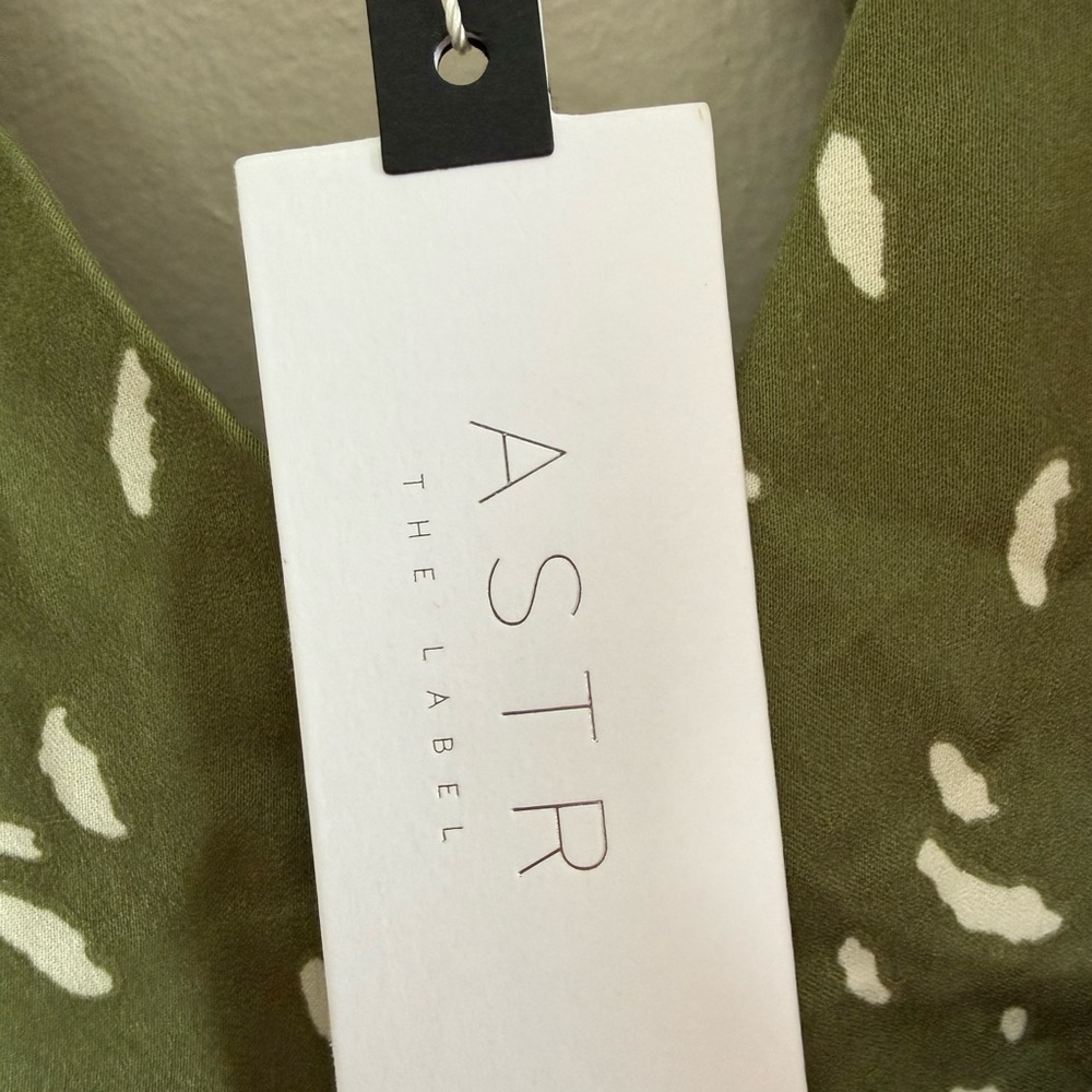 NWT ASTR olive cropped blouse - Picture 4 of 6
